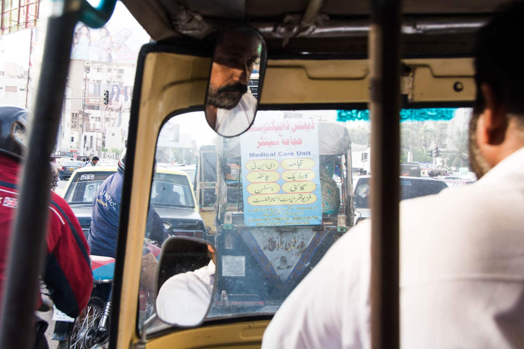 Taking a rickshaw to get from Karachi to Thatta by public transport