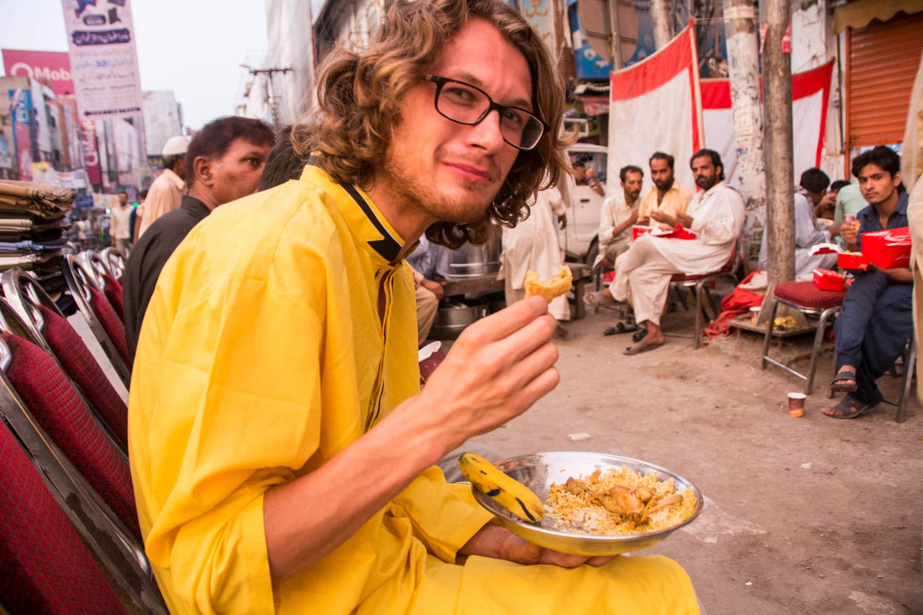 Sebastiaan living tales of Pakistani hospitality as he devours iftar food on the road in Lahore