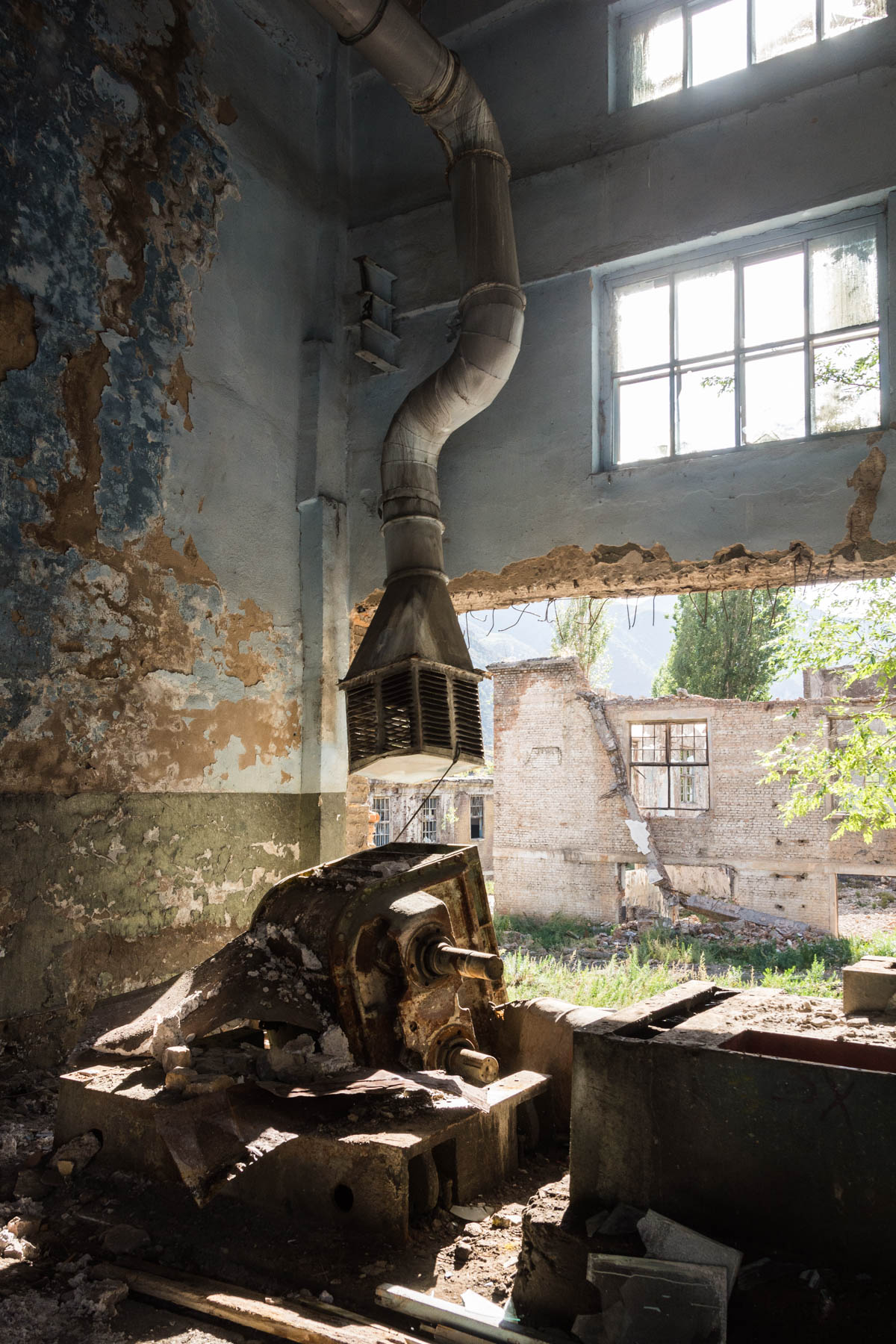 A mysterious machine in an abandoned Soviet factory in Min Kush, Kyrgyzstan - Lost With Purpose